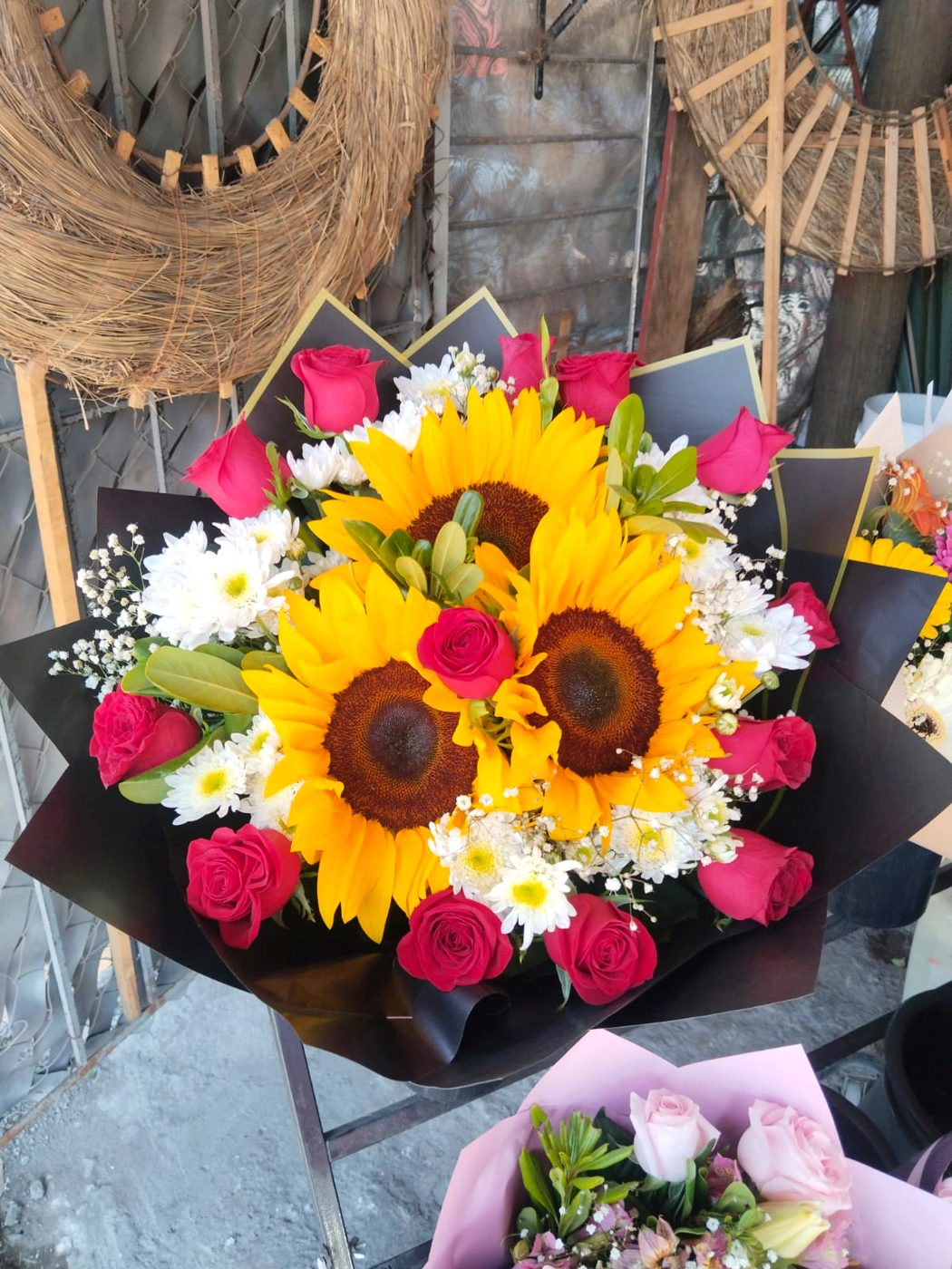 Arreglo de girasoles, rosas rojas y flores blancas de Florería Santa Elena