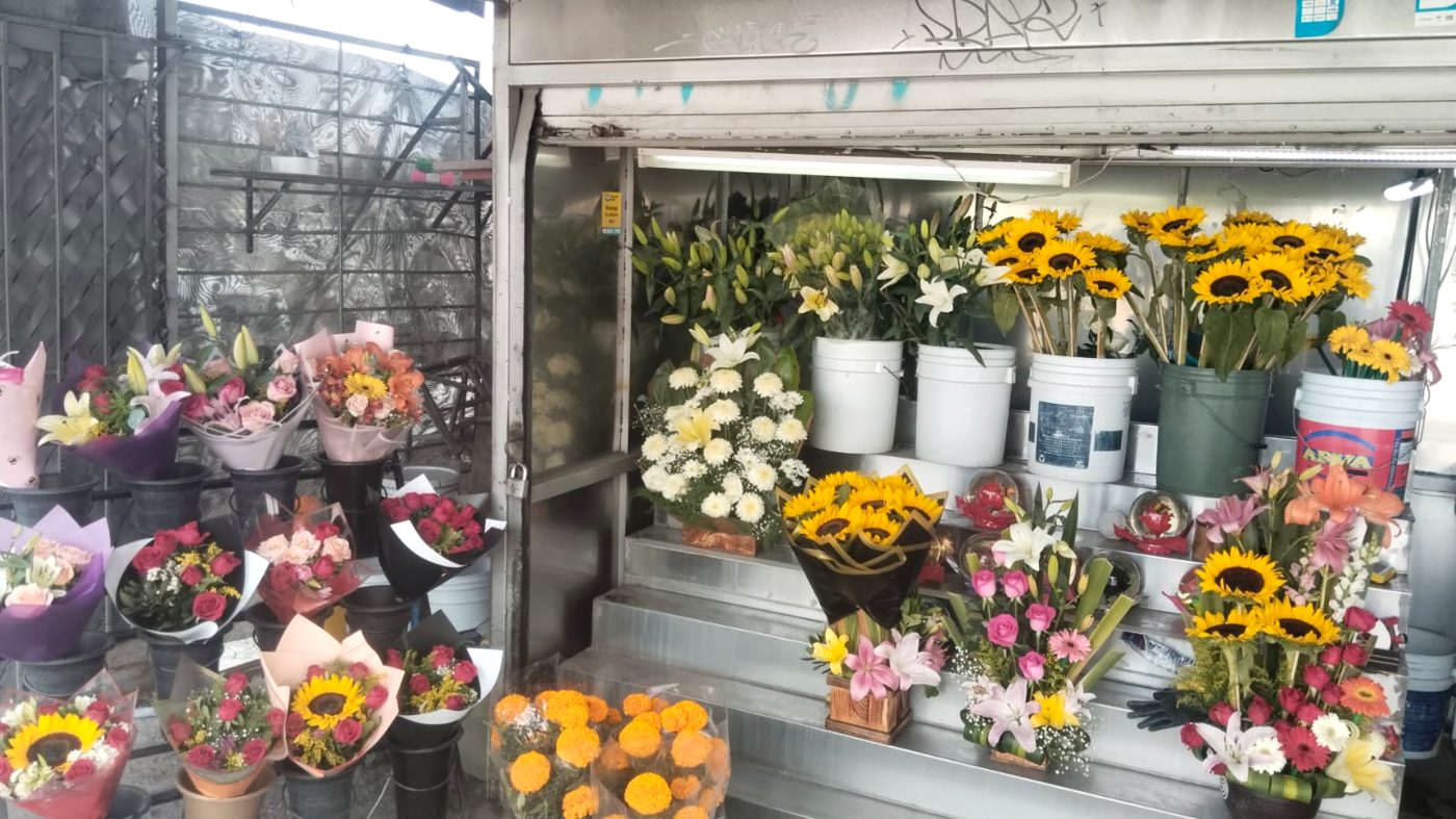 Interior de la florería con arreglos y flores en exhibición